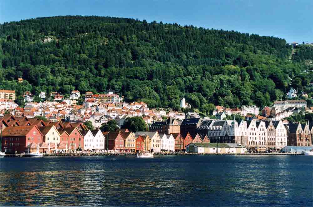 Noruega 024 - Bergen - muelle de Bryggen - 2001.jpg